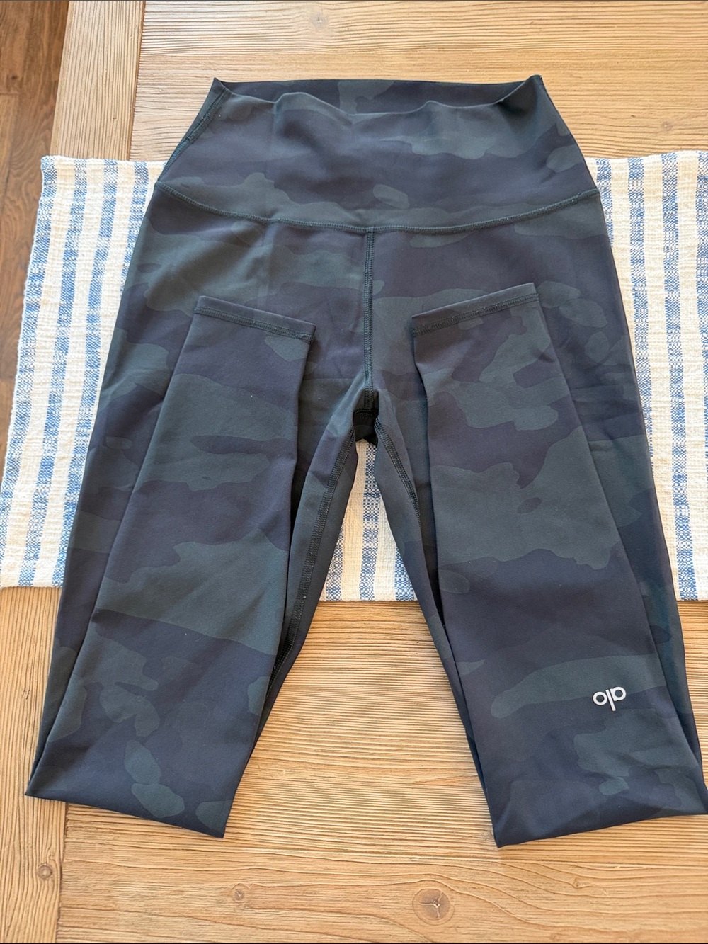 Women’s ALO YOGA Camo Pattern Pants Size M